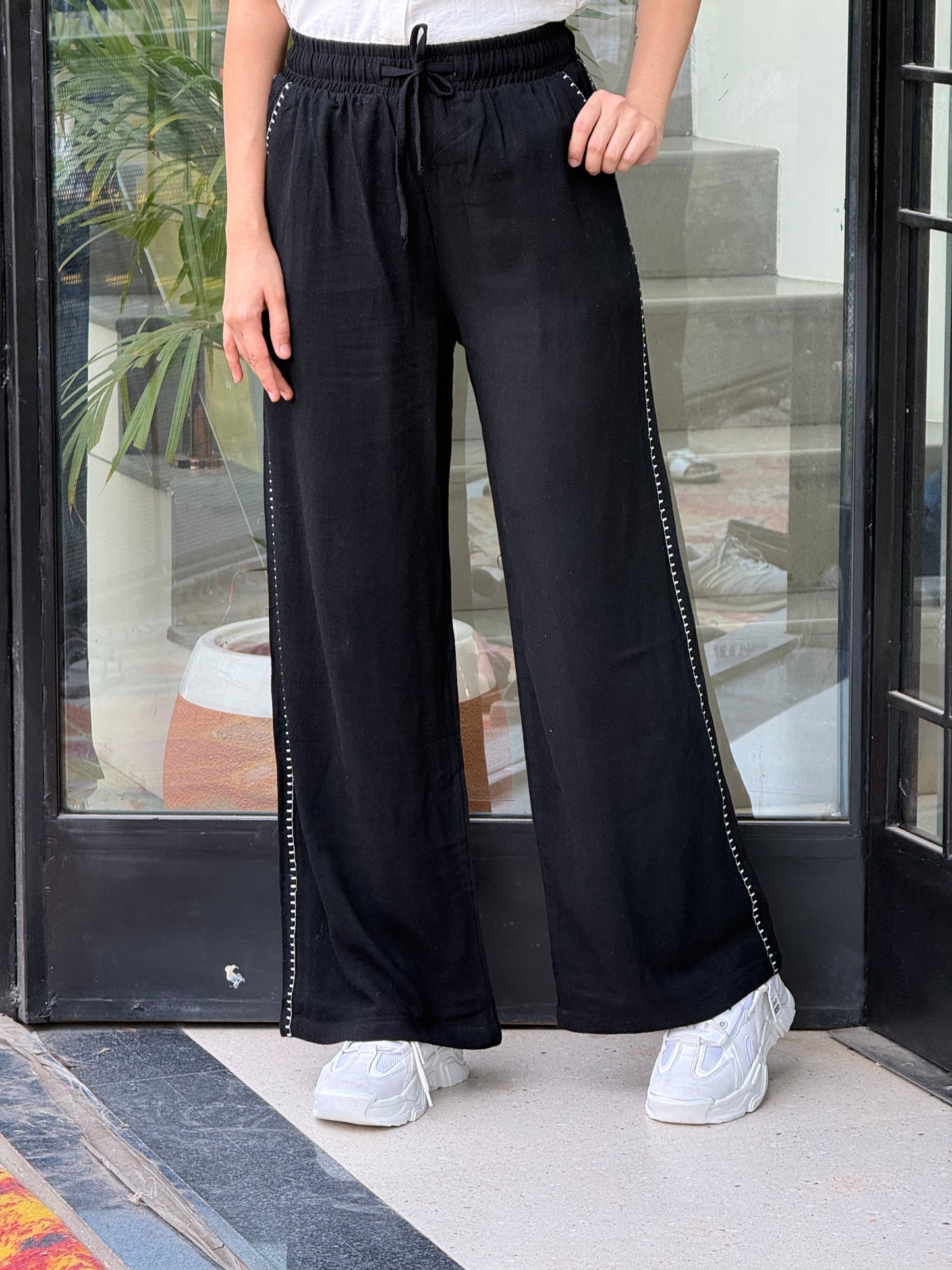 Linen pants with embroidery