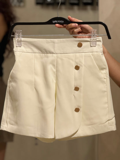 Button detail shorts