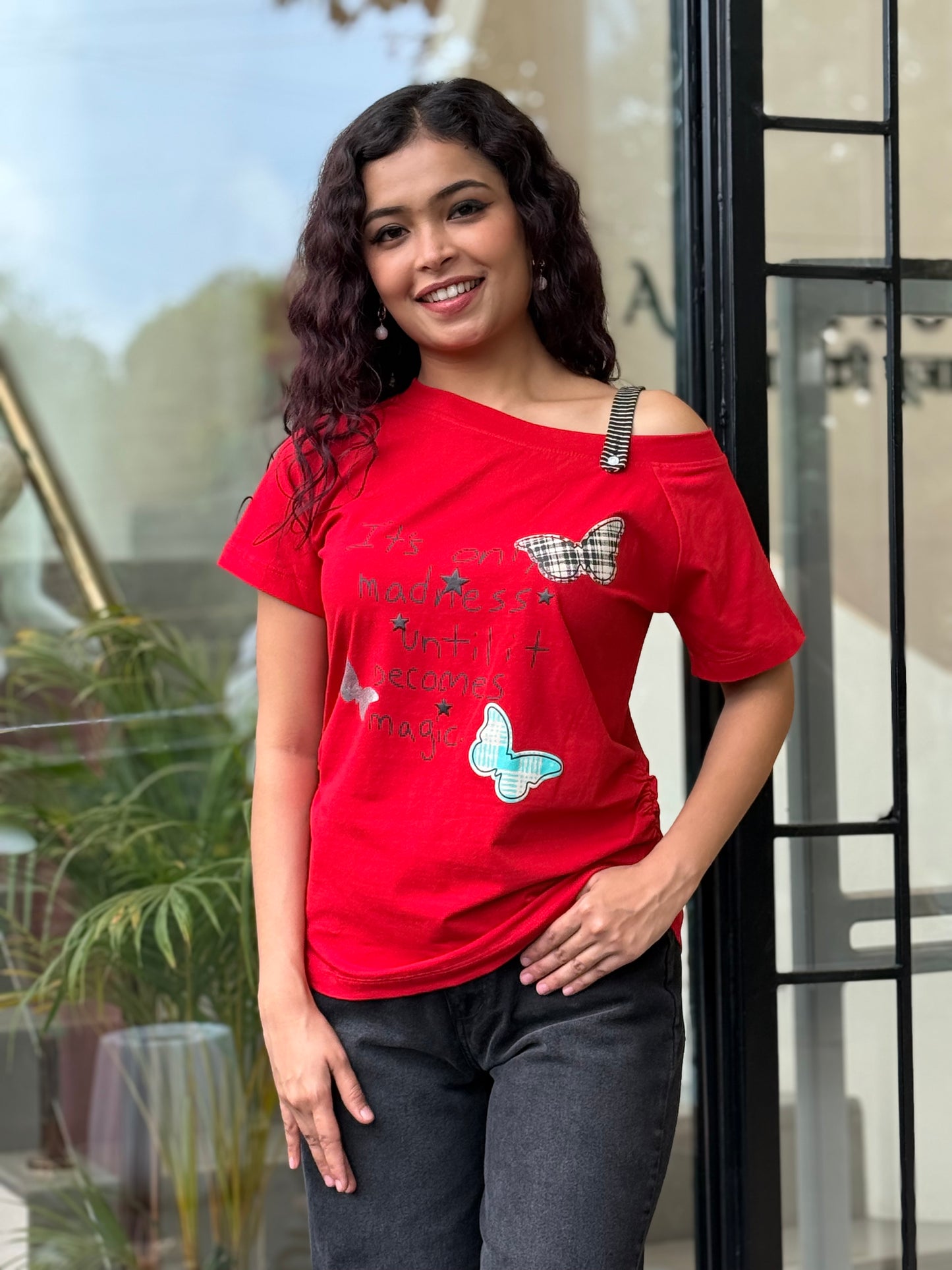 off shoulder T-shirt
