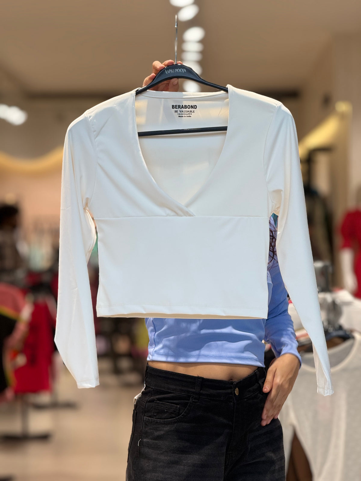 Body fit V-neck everyday top